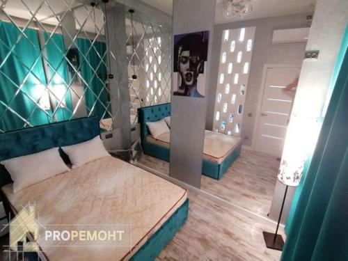 Квартира молодой девушки, любящей зеркала и бирюзовый цвет. 02