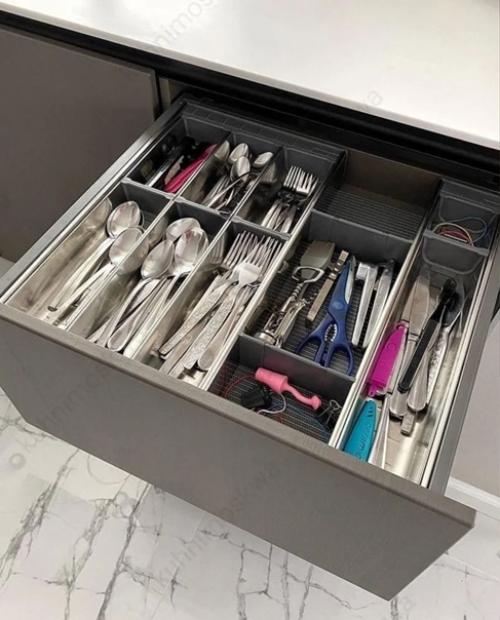 Решили использовать зону у окна по максимуму. 04