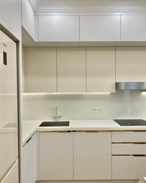 Кухня выполнена из очень качественных материалов, и, как вы сейчас видите, дизайн получился просто огонь. 07