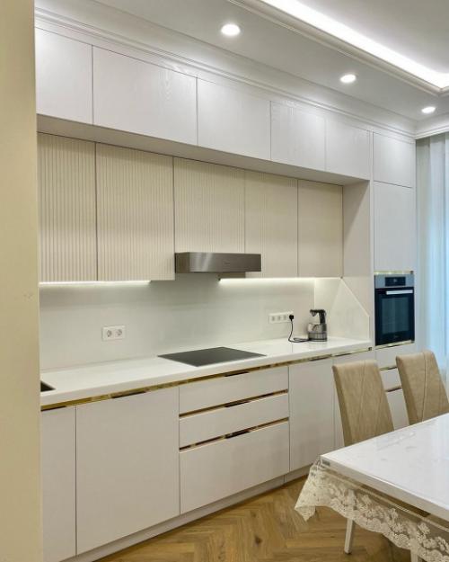 Кухня выполнена из очень качественных материалов, и, как вы сейчас видите, дизайн получился просто огонь. 06