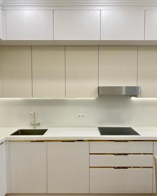 Кухня выполнена из очень качественных материалов, и, как вы сейчас видите, дизайн получился просто огонь. 02