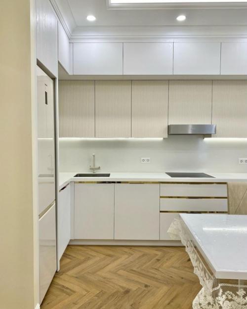 Кухня выполнена из очень качественных материалов, и, как вы сейчас видите, дизайн получился просто огонь. 05