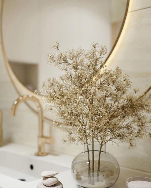 Тёплый бежевый интерьер в золотыми акцентами. 05