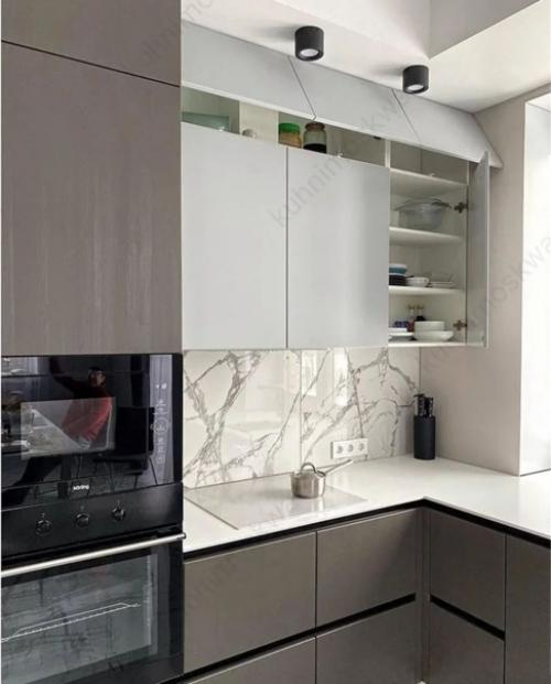 Решили использовать зону у окна по максимуму. 01