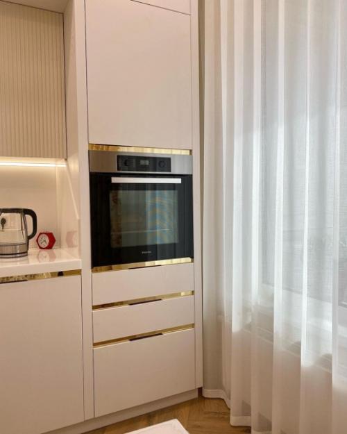 Кухня выполнена из очень качественных материалов, и, как вы сейчас видите, дизайн получился просто огонь. 03