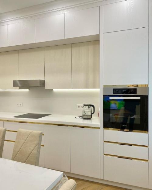 Кухня выполнена из очень качественных материалов, и, как вы сейчас видите, дизайн получился просто огонь. 04