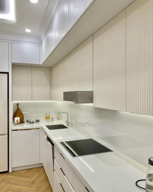 Кухня выполнена из очень качественных материалов, и, как вы сейчас видите, дизайн получился просто огонь. 08