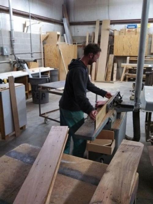 В руках специалиста даже старомодные деревянные доски могут превратиться в красивый паркет. 02