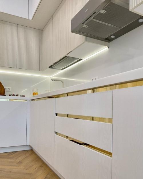 Кухня выполнена из очень качественных материалов, и, как вы сейчас видите, дизайн получился просто огонь. 01