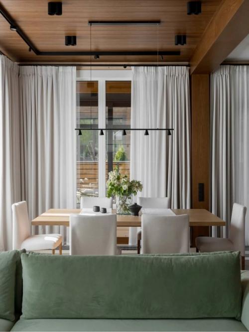 Этот дом объединяет лучшее из двух миров: природную теплоту дерева и чистоту современного дизайна. 05