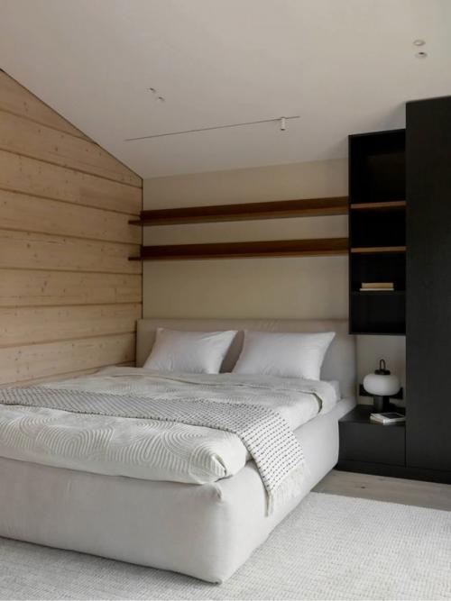 Этот дом объединяет лучшее из двух миров: природную теплоту дерева и чистоту современного дизайна. 07