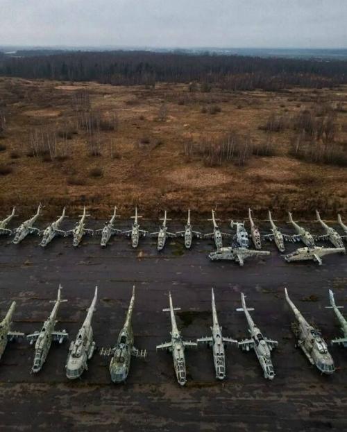 На территории авиационного ремонтного завода 419 находятся вертолёты с исчерпанным ресурсом эксплуатации. 02