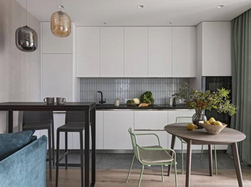 Небольшая по площади, но очень продуманная и визуально просторная - эта двухкомнатная квартира площадью 41, 5 кв. 01