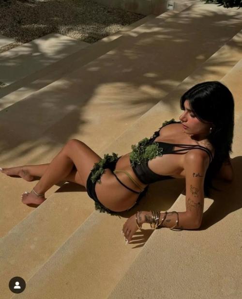 Миа халифа прячется за таинственной черно - желтой маской, но выставляет напоказ свою задницу. 01