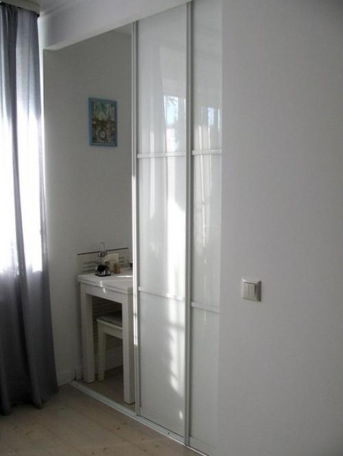 Функциональный и эргономичный дизайн белой кухни, площадью 5, 7 кв. 02