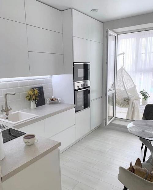 Интерьер в светлых тонах сделает помещение стильным, современным и уютным. 06