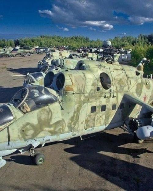 На территории авиационного ремонтного завода 419 находятся вертолёты с исчерпанным ресурсом эксплуатации. 04