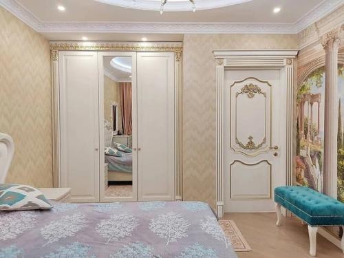 Классический стиль.  Была взята с ремонтом, ничего переделывать не будем. 05