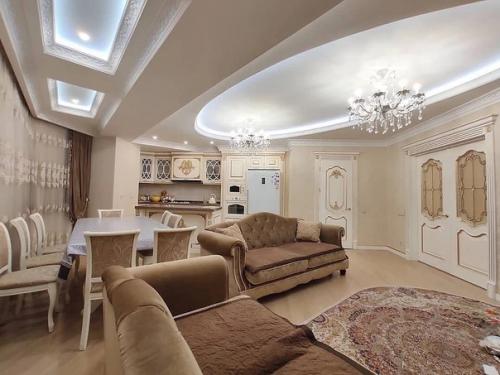 Классический стиль.  Была взята с ремонтом, ничего переделывать не будем. 01