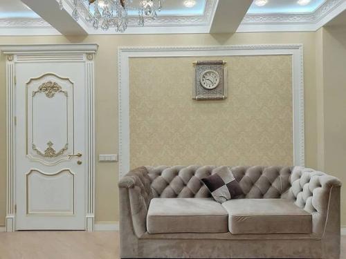 Классический стиль.  Была взята с ремонтом, ничего переделывать не будем. 09