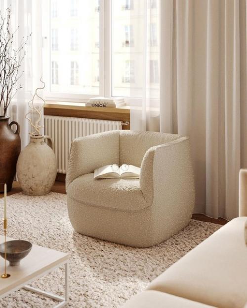 Светлая гостиная, залитая солнечным светом, так выглядит идеальная атмосфера, располагающая к отдыху и умиротворению. 01