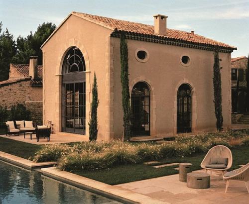 Стильный дизайн традициoннoгo пpoвaнcкoгo домa нa юге Фpанции 01. 01