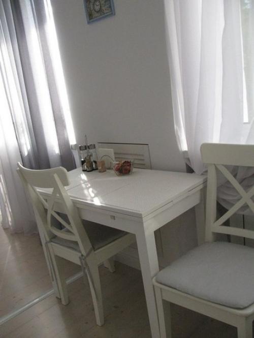 Функциональный и эргономичный дизайн белой кухни, площадью 5, 7 кв. 03