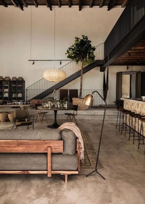 Бывшие промзоны в России начали обживать не так давно, но индустриальный стиль в интерьере популярен уже длительное время. 03