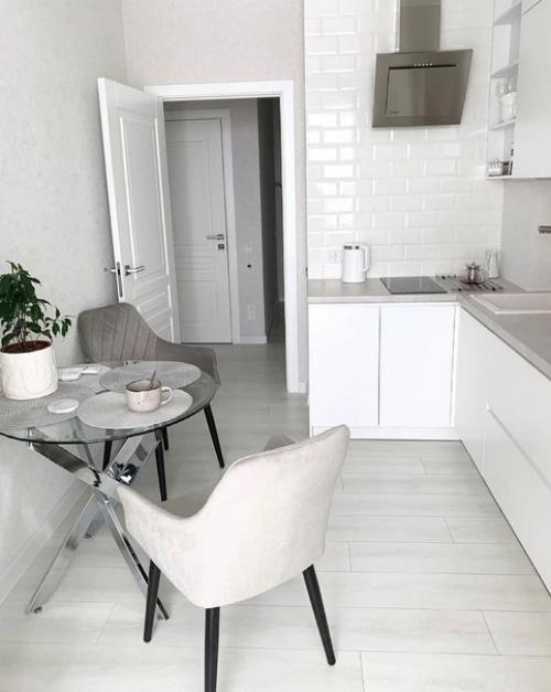 Интерьер в светлых тонах сделает помещение стильным, современным и уютным. 07