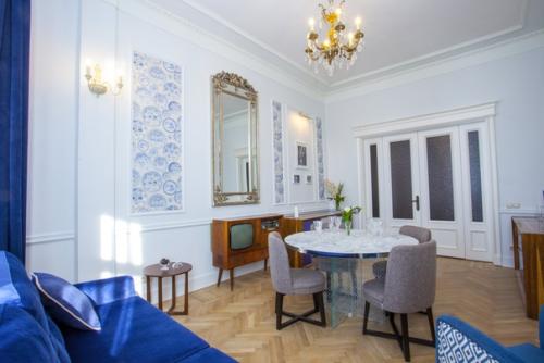 Преображение гостиной актрисы Нины Корниенко в роскошное парадное помещение с необычной синей мебелью, лазурным текстилем и позолотой. 05