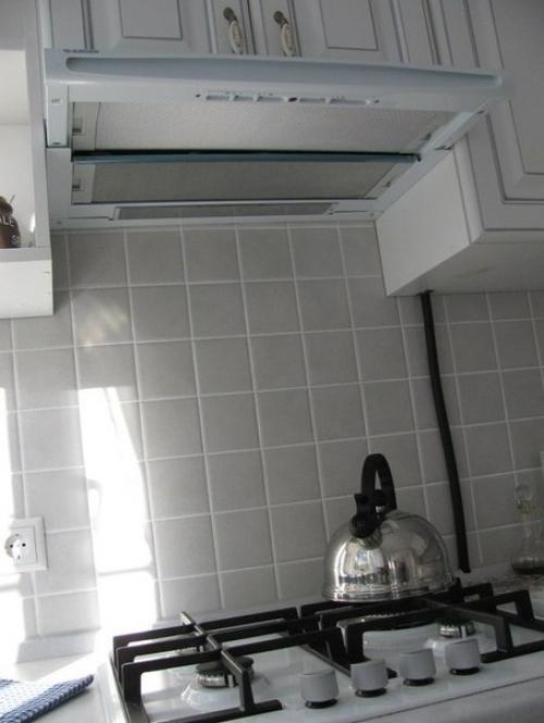 Функциональный и эргономичный дизайн белой кухни, площадью 5, 7 кв. 04