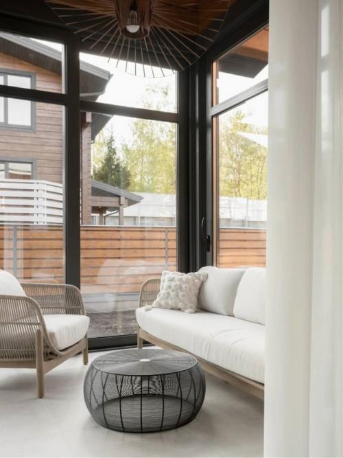 Этот дом объединяет лучшее из двух миров: природную теплоту дерева и чистоту современного дизайна. 06