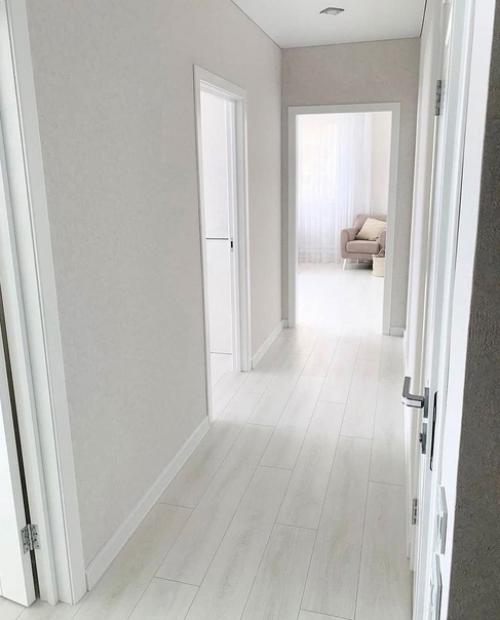 Интерьер в светлых тонах сделает помещение стильным, современным и уютным. 05