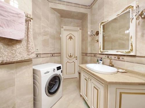 Классический стиль.  Была взята с ремонтом, ничего переделывать не будем. 06