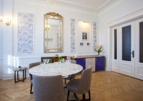 Преображение гостиной актрисы Нины Корниенко в роскошное парадное помещение с необычной синей мебелью, лазурным текстилем и позолотой. 02