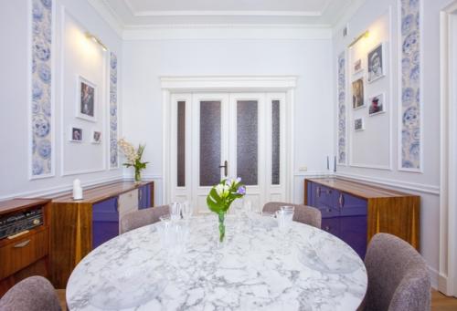 Преображение гостиной актрисы Нины Корниенко в роскошное парадное помещение с необычной синей мебелью, лазурным текстилем и позолотой. 04