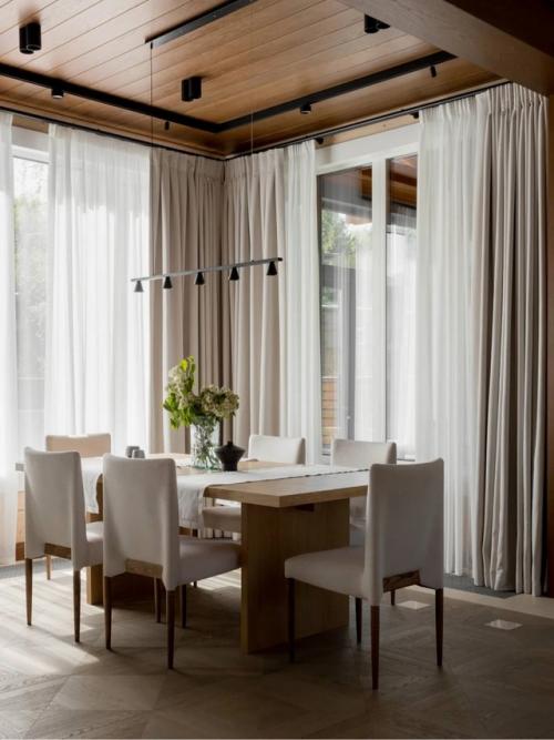 Этот дом объединяет лучшее из двух миров: природную теплоту дерева и чистоту современного дизайна. 04