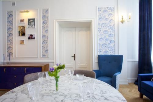 Преображение гостиной актрисы Нины Корниенко в роскошное парадное помещение с необычной синей мебелью, лазурным текстилем и позолотой. 01