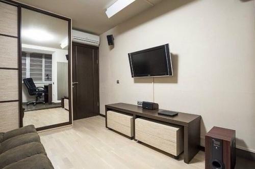 Расписали комнату для сына флуоресцентной краской. 04