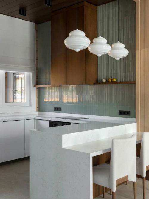 Этот дом объединяет лучшее из двух миров: природную теплоту дерева и чистоту современного дизайна. 03