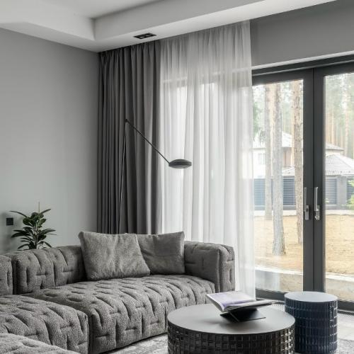 Этот загородный дом площадью 305 кв. 01