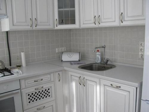 Функциональный и эргономичный дизайн белой кухни, площадью 5, 7 кв. 07