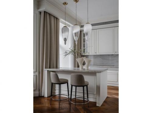 Изысканный и тонкий интерьер, в котором соединили современное и классическое, отправив в прошлое, не забыв о настоящем. 04