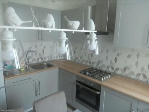 8 кв.  м. ремонтом занимался сам, гарнитур привезли мебельщики, замеры брали они же, но сборку им не доверил. 08