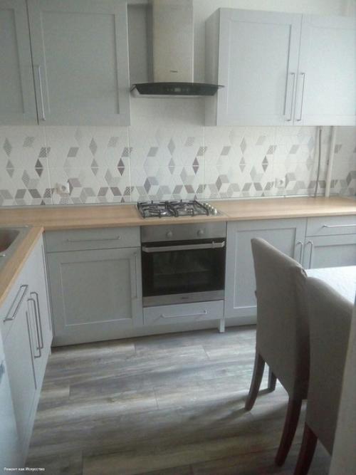 8 кв.  м. ремонтом занимался сам, гарнитур привезли мебельщики, замеры брали они же, но сборку им не доверил. 07