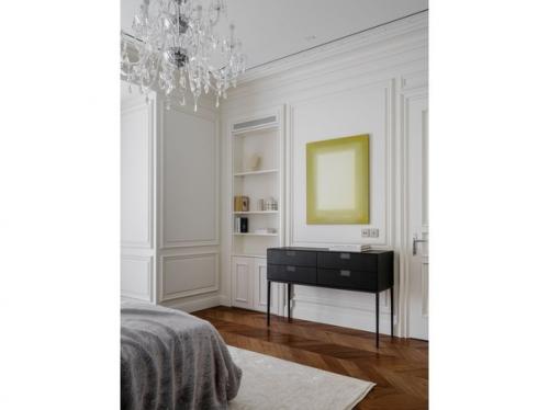 Изысканный и тонкий интерьер, в котором соединили современное и классическое, отправив в прошлое, не забыв о настоящем. 06