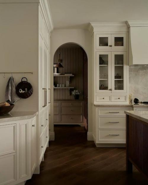 Этот загородный дом особой атмосферой уюта и спокойствия наполнен. 01