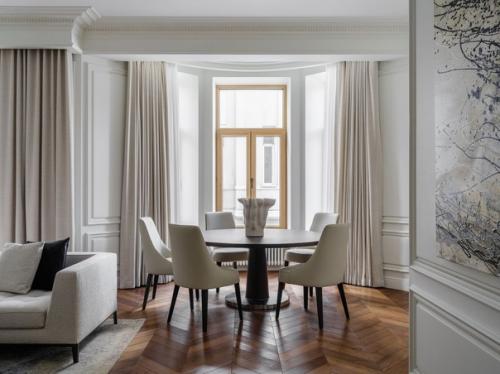 Изысканный и тонкий интерьер, в котором соединили современное и классическое, отправив в прошлое, не забыв о настоящем. 02
