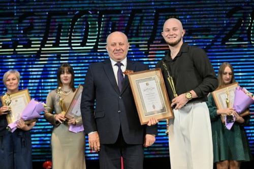 Учитель биологии и химии Даниил малявин лишился работы из-за откровенных танцев на каблуках. 01