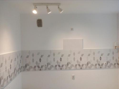 8 кв.  м. ремонтом занимался сам, гарнитур привезли мебельщики, замеры брали они же, но сборку им не доверил. 04